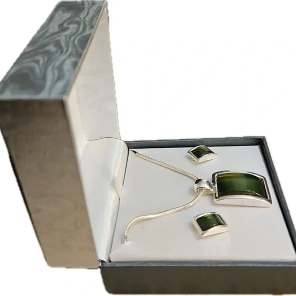 Worthington Jade Green Silver Necklace W/matching Pierced Green Jade... - Picture 2 of 4